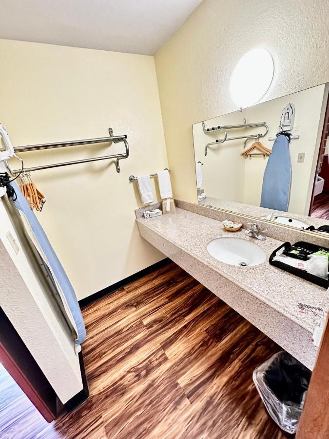 Regency Inn Iola Zewnętrze zdjęcie